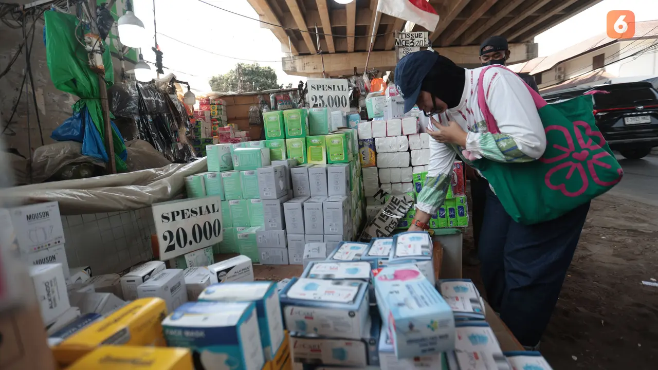 Masker Laris Diburu Warga di Tengah Abu Vulkanik