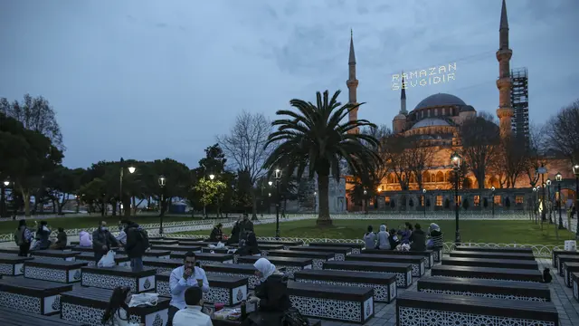 Menikmati Suasana Ramadhan di Masjid Biru Turki