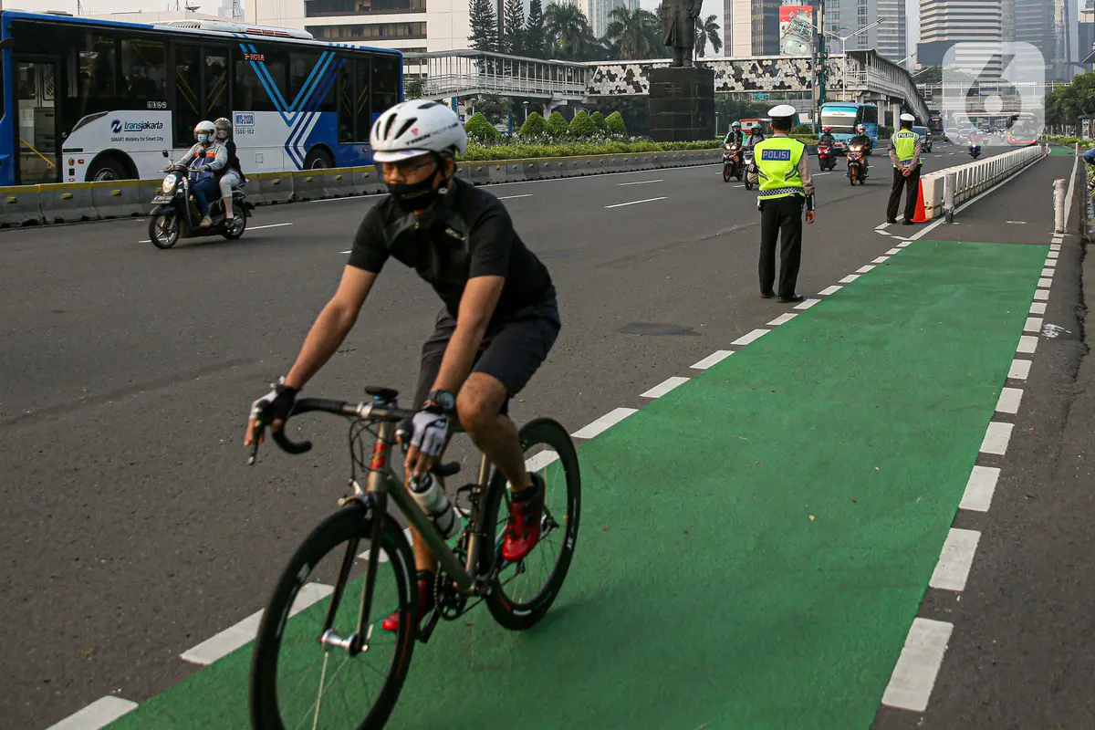 FOTO: Polisi Tertibkan Pesepeda Bandel yang Keluar Jalur
