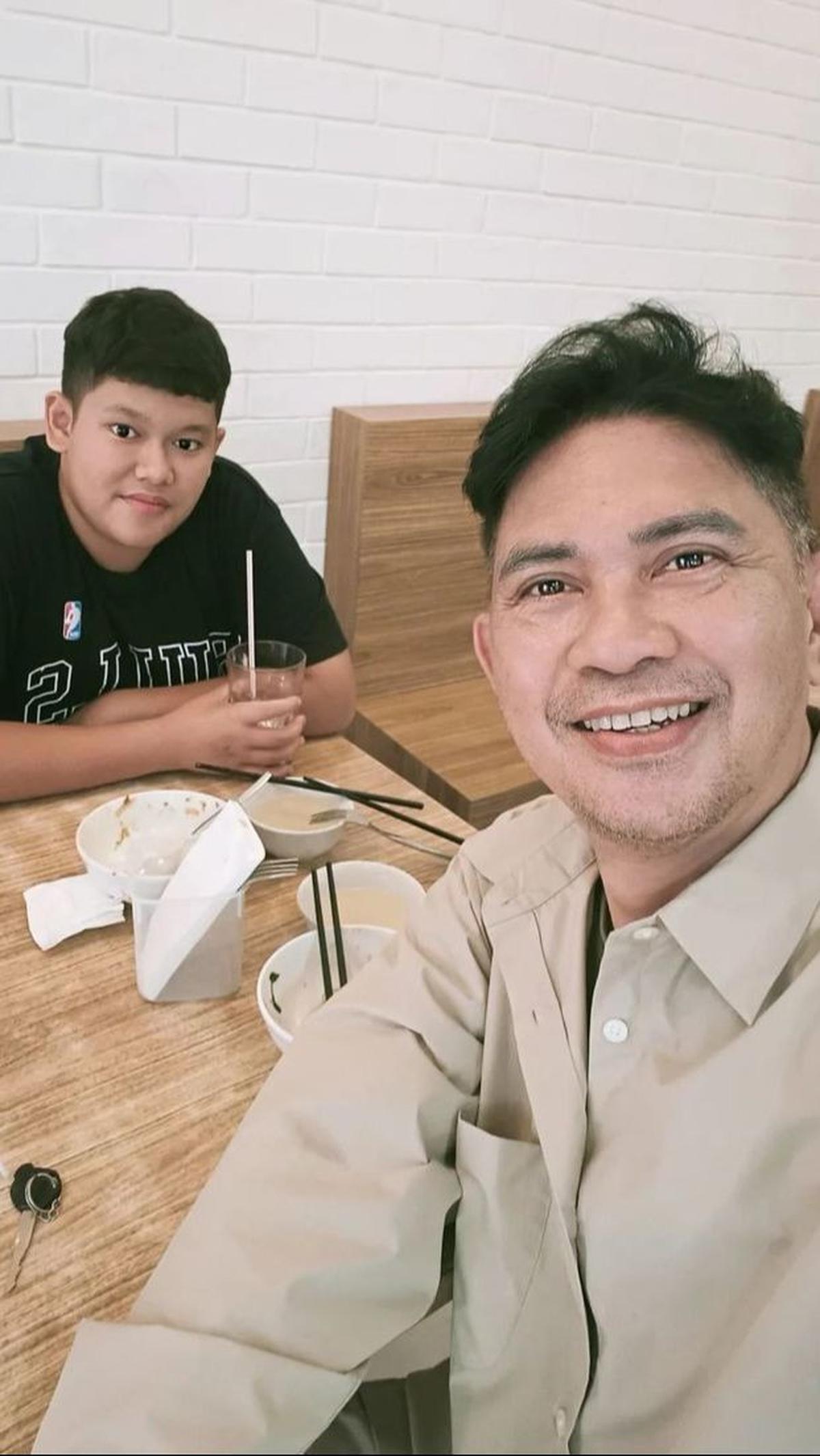 Diketahui bahwa sang putra kini telah memasuki usia remaja dan mulai memasuki masa SMA.<br>