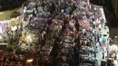 Ratusan warga berbelanja di Al Ataba, pasar yang populer di pusat kota Kairo, Mesir, Rabu (15/7/2015). Muslim di seluruh dunia sedang mempersiapkan untuk menyambut datangnya Hari Raya Idul Fitri. (REUTERS/Mohamed Abd El Ghany)