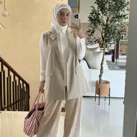 Gaya modest Irish Bella terlihat begitu inspiratif. Paduan pleats dan oversized vest hadirkan gaya chic yang memukau. [Foto: Instagram/ Irish Bella]