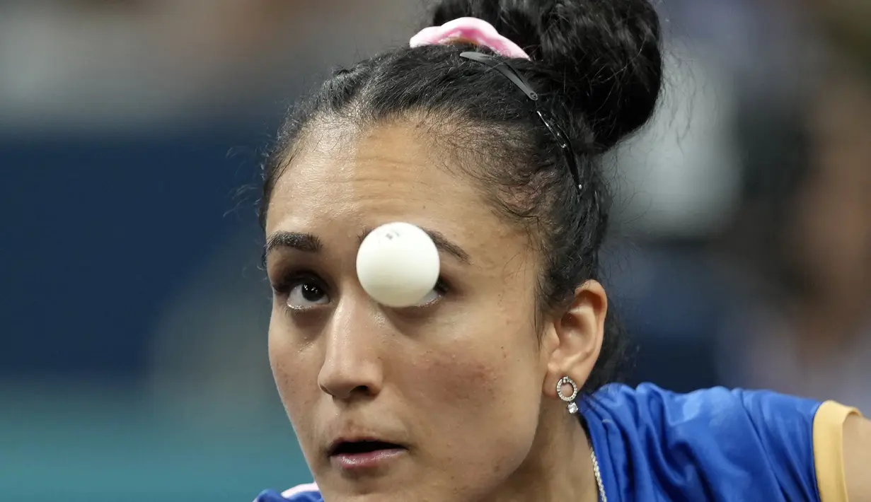 Petenis meja India Manika Batra bermain melawan Liu Hirano dari Jepang pada pertandingan tenis meja babak 16 besar tunggal putri Olimpiade Paris 2024 di South Paris Arena, Rabu (31/7/2024). (AP Photo/Petros Giannakouris)