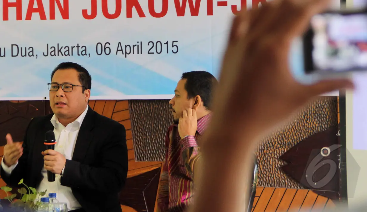 Staf ahli Kemenkeu RI Arif Budimanta (kiri) saat menjadi pembicara diskusi "Jelang Enam Bulan Pemerintahan Jokowi-JK" yang digelar Indo Barometer, Jakarta, Senin (6/4/2015). Kinerja Jokowi-JK menururn di mata publik.(Liputan6.com/Helmi Afandi)