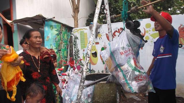 Cerita Warkina, Guru PAUD yang Rela Dibayar Pakai Sampah