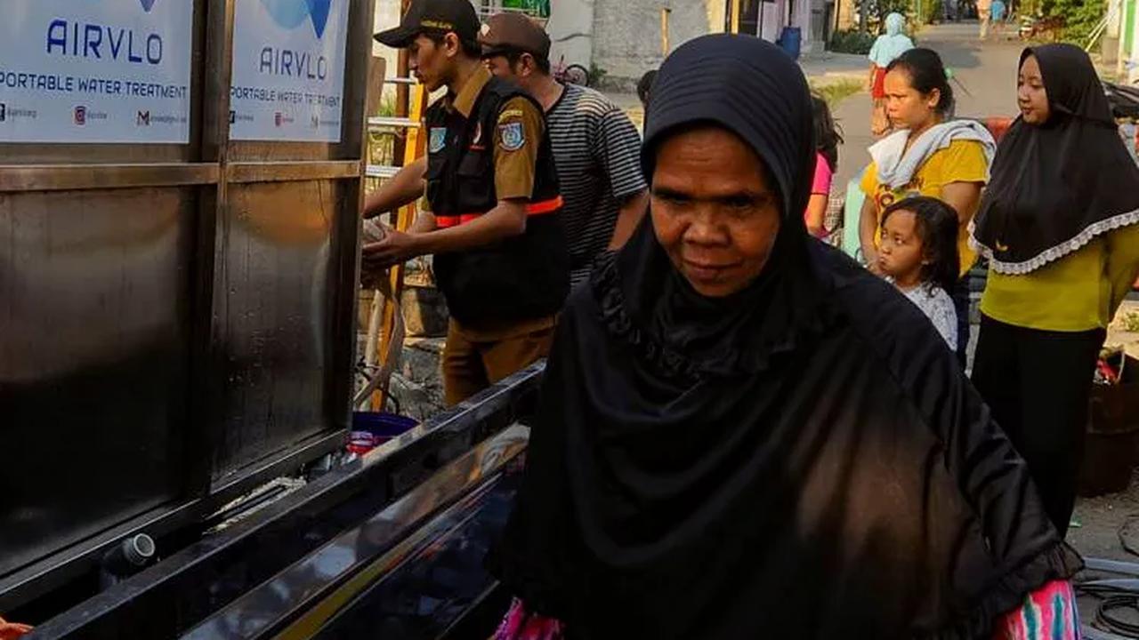 Warga membawa pulang air bersih usai mendapatkan bantuan dari Badan Penanggulangan Bencana Daerah (BPBD) Tangerang Selatan.