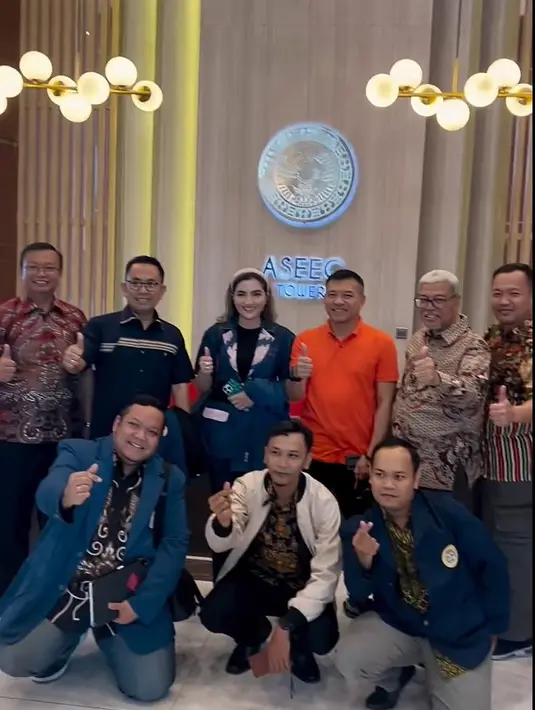 Momen foto bersama dengan dosen dan juga teman-teman kuliahnya. Tampak juga musisi asal Jember, Anang Hermansyah yang mendampingi ikut foto bareng. [Instagram/kartikaputriworld]