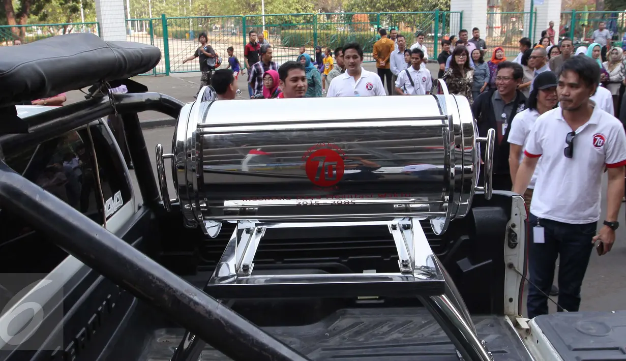 Kapsul waktu yang ada di mobil Ekspedisi Kapsul Waktu saat pelepasan di GBK, Jakarta, Kamis (17/9). Mobil tersebut akan melakukan perjalanan keliling Indonesia guna mewujudkan mimpi melalui aspirasi masyarakat.(Liputan6.com/Angga Yuniar)