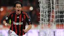 Filippo Inzaghi - Inzaghi menjadi pahlawan kemenangan Milan lewat dua golnya ke gawang Liverpool pada final Liga Champions 2007. Satu gol ikonik Inzaghi ke gawang Liverpool ketika ia mencetak gol lewat punggungnya. (AFP/Giuseppe Cacace)