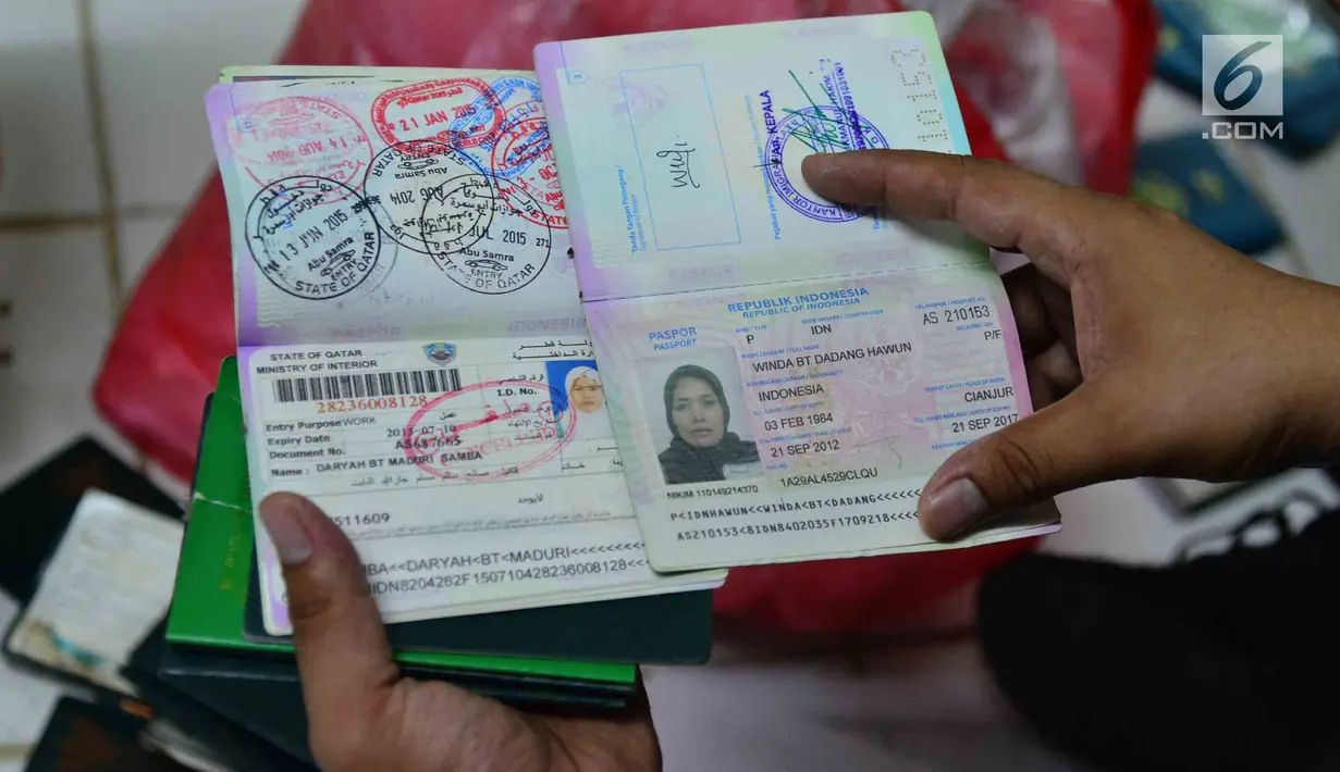 Satgas TPPO Bareskrim Polri menunjukkan paspor saat menggeledah kantor penampungan TKI ilegal di Bekasi, Jawa Barat, Jumat (23/3). Polisi menemukan barang bukti berupa paspor, KTP dan dokumen penting lainnya. (Liputan6.com/Pool/Bareskrim Polri)