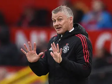 Pelatih Manchester United, Ole Gunnar Solskjaer, masuk dalam pelatih paling awet di Liga Inggris saat ini. Meski telah mengalami serangkaian hasil buruk, Nyatanya ole selalu selamat dari pemecatan. Berikut 6 pelatih paling awet di saat ini. (AFP/Oli Scarff)