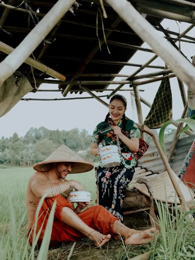 7 Pemotretan Siti Badriah dengan Krisjiana Baharudin di Sawah Ini Curi Perhatian