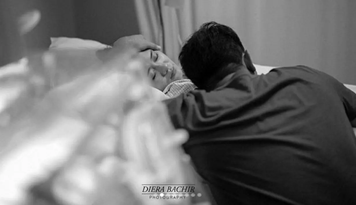 "Terimakasih untuk suami dan mama yg selalu setia menemani disaat persalinan, yg tak henti2nya memberikan support dan doanya.. Terimakasih untuk dokter @instabramundito dan para bidan yg sudah sangat sabar dan bekerja keras," lanjutnya.
