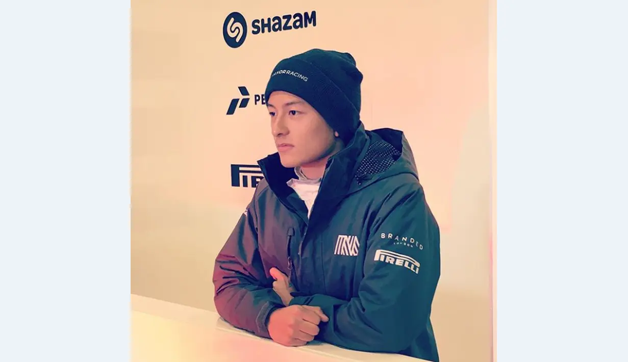 Rio Haryanto berada di dalam paddock Manor Racing menunggu dimulainya sesi pagi hari pertama tes pramusim kedua F1 2016 di Sirkuit Catalunya, Barcelona, Spanyol, Selasa (1/3/2016). (Bola.com/Instagram/Manorracing)