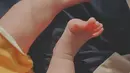 Ini foto ketika Baby Lia sedang berjemur. Berjemur memang baik dilakukan kepada bayi yang baru lahir. Banyak netizen yang penasaran dengan wajah Baby Lia. Namun ada beberapa netizen yang ungkap sudah pernah lihat wajah Baby Lia karena diunggah oleh Annissa Soebandono adik Alyssa Soebandono. Doa untuk kesehatan Baby Lia ramai dibubuhkan netizen di kolom komentar. (Liputan6.com/IG/@ichasoebandono)