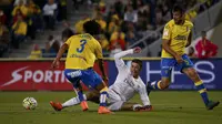 Real Madrid's Cristiano Ronaldo in action with Las Palmas' Mauricio Lemos and David Garcia. REUTERS/Juan Medina