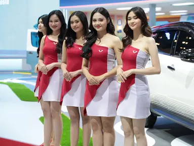 Sales Promotion Girl (SPG) berdiri dekat mobil baru yang dipamerkan dalam pameran otomotif Gaikindo Indonesia International Auto Show (GIIAS) 2026 di Indonesia Convention Exhibition (ICE), Tangerang, Banten, 30 Juli 2026. (KLY/ Budy Santoso)