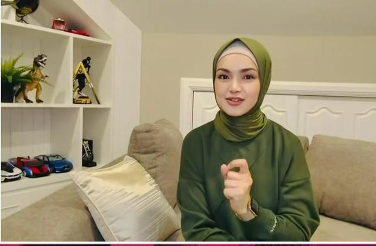Siti Nurhaliza bersama Lesti Kejora meraih penghargaan untuk kategori Duo/Duet/Grup/Kolaborasi Dangdut Terpopuler di ajang Indonesian Dangdut Awards (IDA) 2025. (dok)