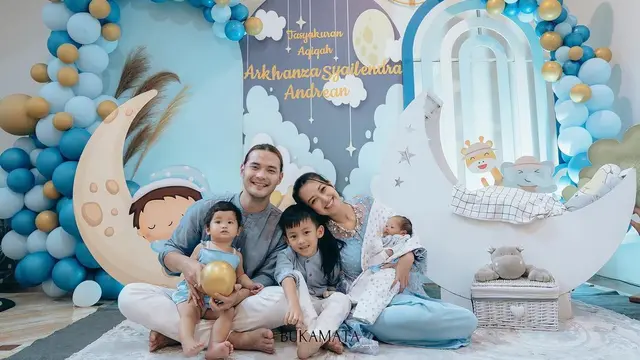Tampil Kompak dengan Nuansa Biru, Ini 7 Momen Aqiqah dan Tasyakuran Anak Ketiga Sylvia Fully