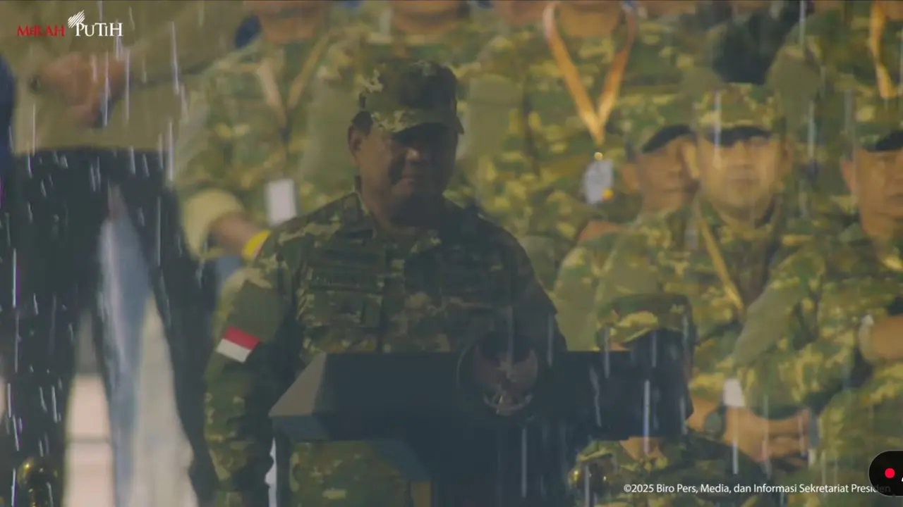 Presiden Prabowo Subianto memimpin Upacara Parade Senja dan Penurunan Sang Merah Putih di Lapangan Pancasila, Akademi Militer (Akmil) Magelang Jawa Tengah, Kamis (27/2/2025) (YouTube Setpres)