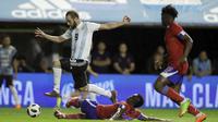 Gaya pemain Argentina, Gonzalo Higuain melompat menghidari adangan pemain Haiti pada laga uji coba di Buenos Aires, Argentina, (29/5/2018). Argentina menang 4-0. (AP/Victor R. Caivano)