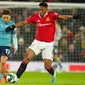 Pemain Manchester United Anthony Martial berebut bola dengan pemain Burnley Manuel Benson pada pertandingan sepak bola putaran keempat Piala Liga Inggris di Old Trafford, Manchester, Inggris, 21 Desember 2022. (AP Photo/Dave Thompson)