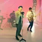 Grup band NOAH (Ariel, David, dan Lukman) melakukan proses syuting video klip single bertajuk 'Wanitaku' di Musica Studio, Jakarta Selatan, Kamis (25/7/2019). Gitaris NOAH, Uki tidak tampak dalam suasana pengambilan gambar. (Fimela.com/Bambang Ekoros Purnama)