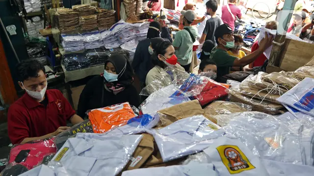 FOTO: Jelang Sekolah Tatap Muka, Penjualan Seragam Kembali Meningkat