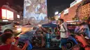 Para suporter berkumpul di monumen Obelisk untuk mendukung timnas Argentina sehari menjelang final Piala Dunia 2022, di Buenos Aires, Argentina, Sabtu, 17 Desember 2022. Argentina akan melawan Prancis pada babak final di Stadion Lusail Iconic, Minggu (18/12). (AP Photo/Rodrigo Abd )