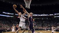 Aksi pemain Boston Celtics, Kelly Olynyk (kiri) saat memasukan bola melewati pemain Wizards, Marcin Gortat pada gim ketujuh semifinal NBA Wilayah Timur di TD Garden, Boston, (15/5/2017). Boston Celtics menang 115-105. (AP/Charles Krupa)