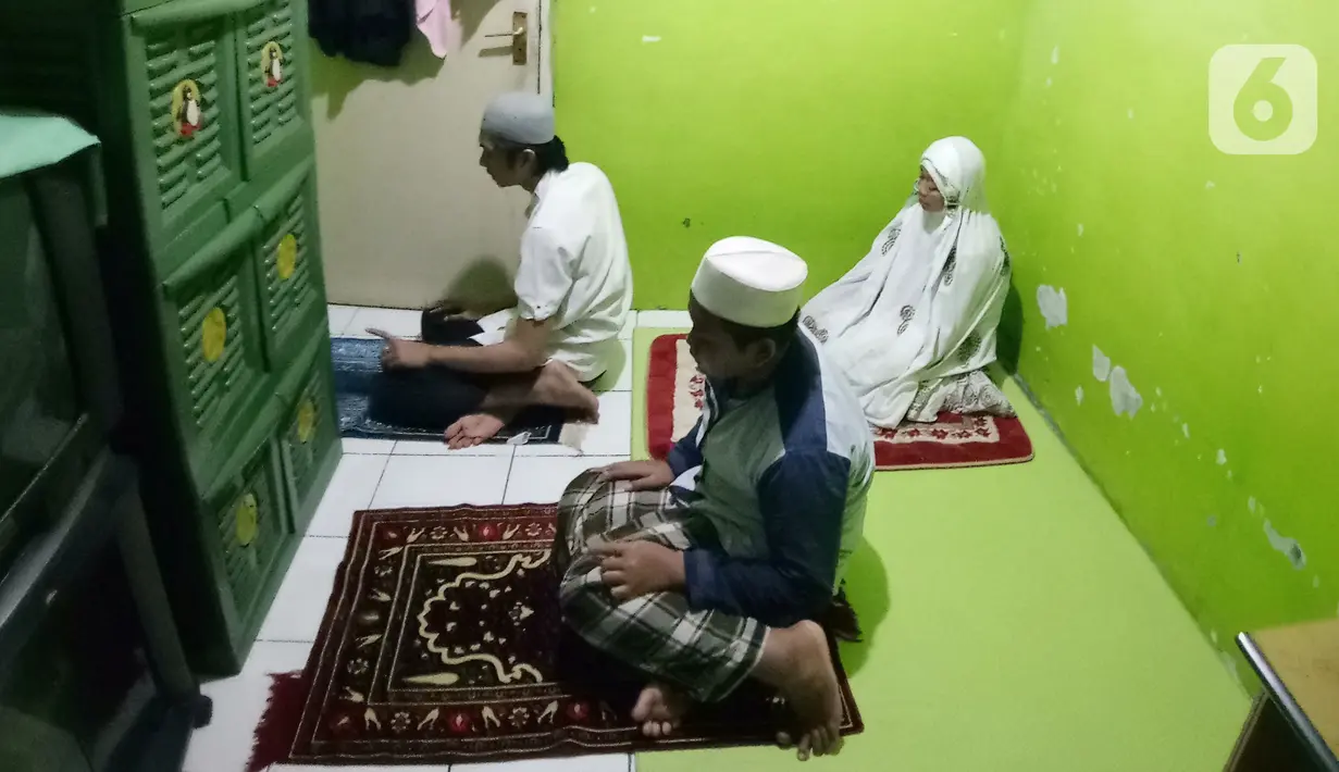 Warga melakukan ibadah shalat tarawih berjamah dirumah di kawasan Tangerang, Rabu (29/4). Pemerintah melalui kementrian agama menghimbau bagi masyarakat agar melaksanakan ibadah tarawih dirumah bersma keluarga untuk memutus rantai penyebran covid 19.Liputan6.com/Angga Yuniar