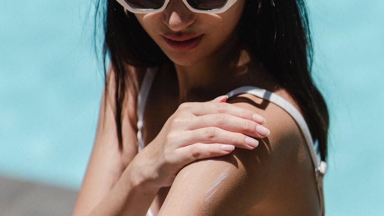 Menggunakan sunscreen adalah langkah penting dalam perawatan kulit yang tidak boleh diabaikan.