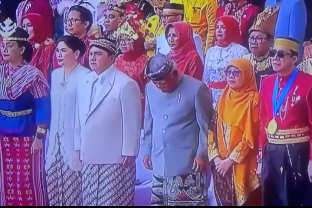 Momen lucu saat upacara Hari Kemerdekaan Indonesia pada Kamis, 17 Agustus 2023. Saat itu, Menteri PUPR Basuki Hadimuljono iseng sibak pakaian Menteri BUMN Erick Thohir. (Foto: instagram @kemenpupr)