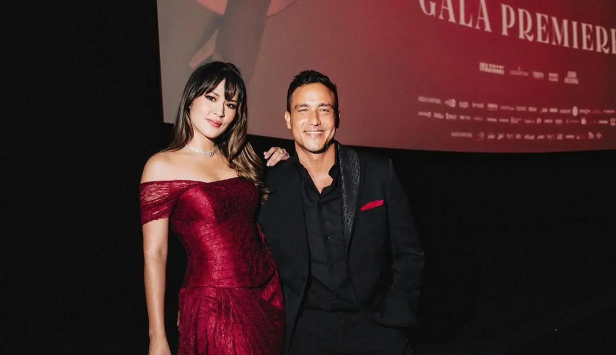 Hadir mendukung sang istri, Hamish Daud kenakan setelan jas serba hitam dengan kemeja dari Dior. [@hamishdw]