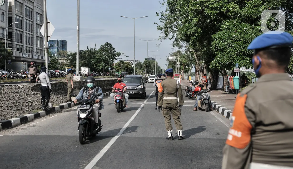 Petugas gabungan menggelar Operasi Tertib Masker (Tibmask) di kawasan Sunter, Jakarta, Kamis (3/9/2020). Dari total sanksi denda PSBB transisi di Jakarta yang mencapai Rp4 Miliar, Rp2,1 Miliar diantaranya merupakan denda pelanggar tidak menggunakan masker di Ibu Kota. (merdeka.com/Iqbal Nugroho)