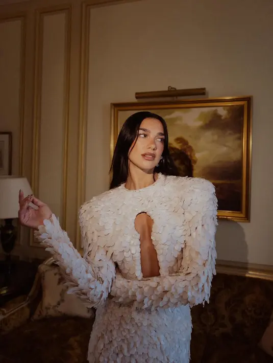 Desainnya juga menyematkan potongan kain yang menyerupai bulu, menambah kesan teatrikal sekaligus futuristik. Tak hanya itu, belahan tinggi di bagian depan memberikan sentuhan sensual tanpa kehilangan kesan elegan.  [@dualipa].