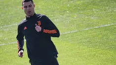 Penyerang Juventus, Cristiano Ronaldo melakukan pemanasan saat menghadiri sesi latihan tim di pusat pelatihan Juventus di Turin (8/3/2021). Ronaldo dan rekan-rekannya akan bertanding melawan Porto pada leg kedua babak 16 besar Liga Champions di Allianz Stadium. (AFP/MARCO BERTORELLO)
