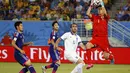 Penjaga gawang Jepang, Eiji Kawashima (kanan), melompat menangkap bola yang mengarah ke Theofanis Gekas dalam laga penyisihan Piala Dunia 2014 Grup C di Stadion Dunas, Natal, Brasil, (20/6/2014). (REUTERS/Kai Pfaffenbach)