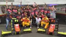 Mitch Evans dan Sean Gelael berfoto dengan kru Campos Racing setelah merebut posisi pertama dan kedua pada feature race GP2 Austria, Sabtu (2/7/2016). (Bola.com/Reza Khomaini)