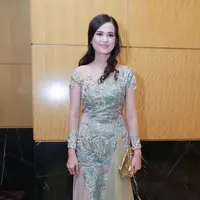 Artis muda Cut Meyriska datang ke resepsi pernikahan Glenn Alinskie dan Chelsea Olivia dengan gaun panjangnya yang glamor. (Galih W. Satria/Bintang.com)
