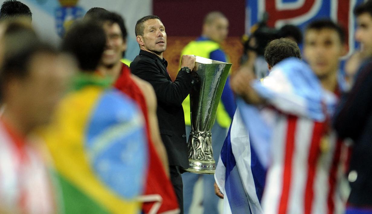 Diego Simeone direkrut Atlético sebagai pelatih pada bulan Desember 2011. Mantan gelandang tak kenal lelah ini masih dikenal dengan karakternya yang meledak-ledak. Ia mempersembahkan trofi Liga Europa pada tahun 2012 dan menjuarai La Liga pada musim 2013/14. (Foto: AFP/Rava Rifas)