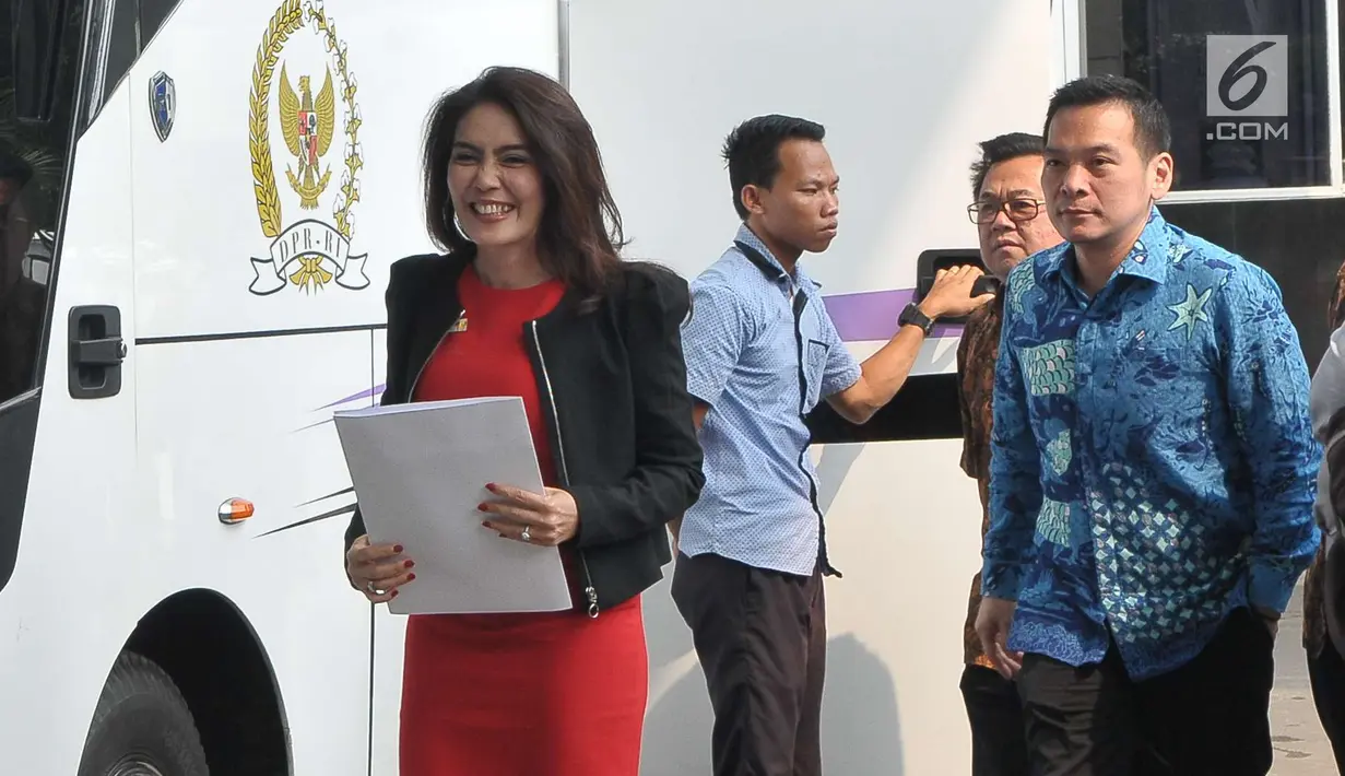 Ketua Pansus angket Pelindo II Rieke Dyah Pitaloka saat berada di gedung KPK untuk mengadakan pertemuan dengan pimpinan KPK di Jakrata,  Senin (17/7). (Liputan6.com/Helmi Afandi)
