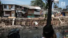 Sejumlah rumah hampir ambruk akibat amblesnya tanah di bantaran Anak Kali Ciliwung di Jalan Lodan Raya, Pademangan, Jakarta, Senin (19/11). Amblesnya bangunan akibat pengerukan untuk normalisasi kali dan pemasangan turap. (Liputan6.com/Faizal Fanani)