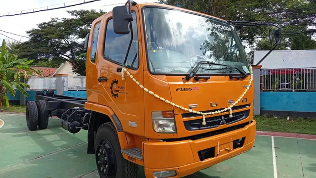 Mitsubishi Fuso Donasikan Fighter ke SMK Negeri 1 Kamal (ist)