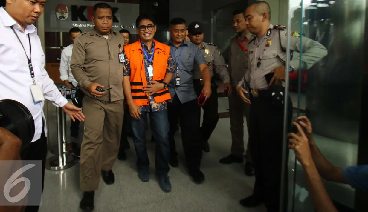Andi Zulkarnaen Mallarangeng alias Choel Mallarangeng meninggalkan gedung KPK usai menjalani pemeriksaan, Jakarta, Senin (6/2). Dalam kasus proyek Hambalang, Choel diduga melawan hukum dan menyalahgunakan wewenang. (Liputan6.com/Helmi Affandi)