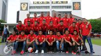 Presdir PS TNI, Letjen TNI Edy Rahmayadi (keempat kiri bawah) berfoto bersama tim PS TNI usai peluncuran di Makostrad, Jakarta, Selasa (19/4/2016). PS TNI menyatakan kesiapan mengarungi Torabika Soccer Championship 2016. (Liputan6.com/Helmi Fithriansyah)