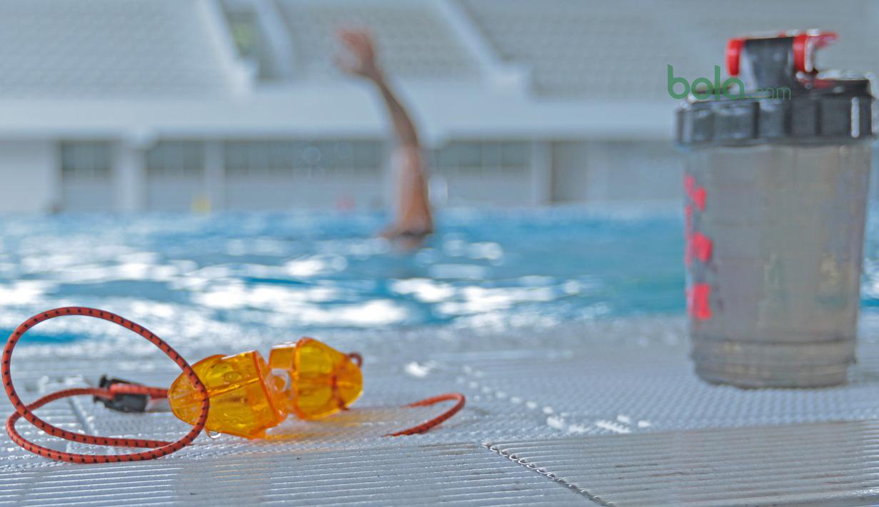 Kacamata renang dan botol minum milik atlet Polo Air Putra Indonesia saat berlatih di Aquatic Center, Senayan, (07/03/2018). Latihan ini meupakan persiapan Asian Games 2018. (Bola.com/Nick Hanoatubun)