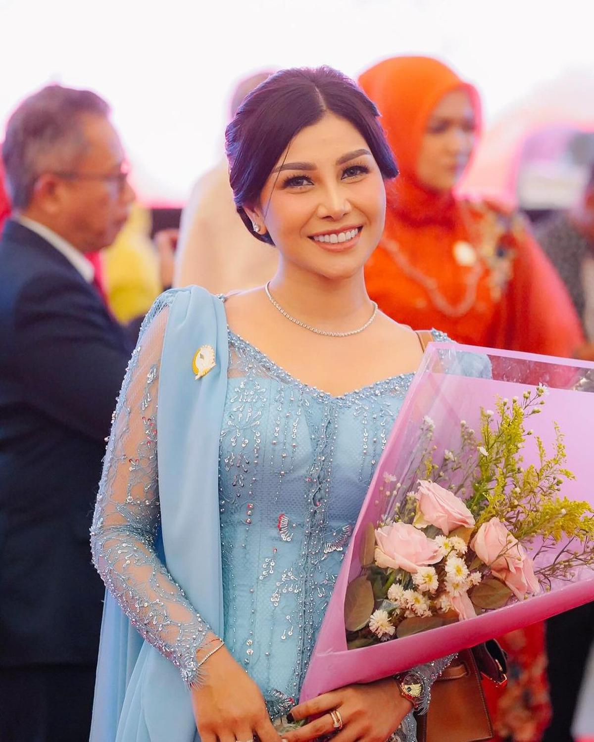 Kini Anggota DPRD Jabar, Ini 7 Potret Nisya Ahmad saat Bekerja Perlihatkan Ekspresi Serius - Pakai Baju Formal