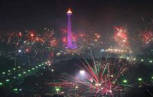 Pesta kembang api sambut tahun baru 2013 di Monas