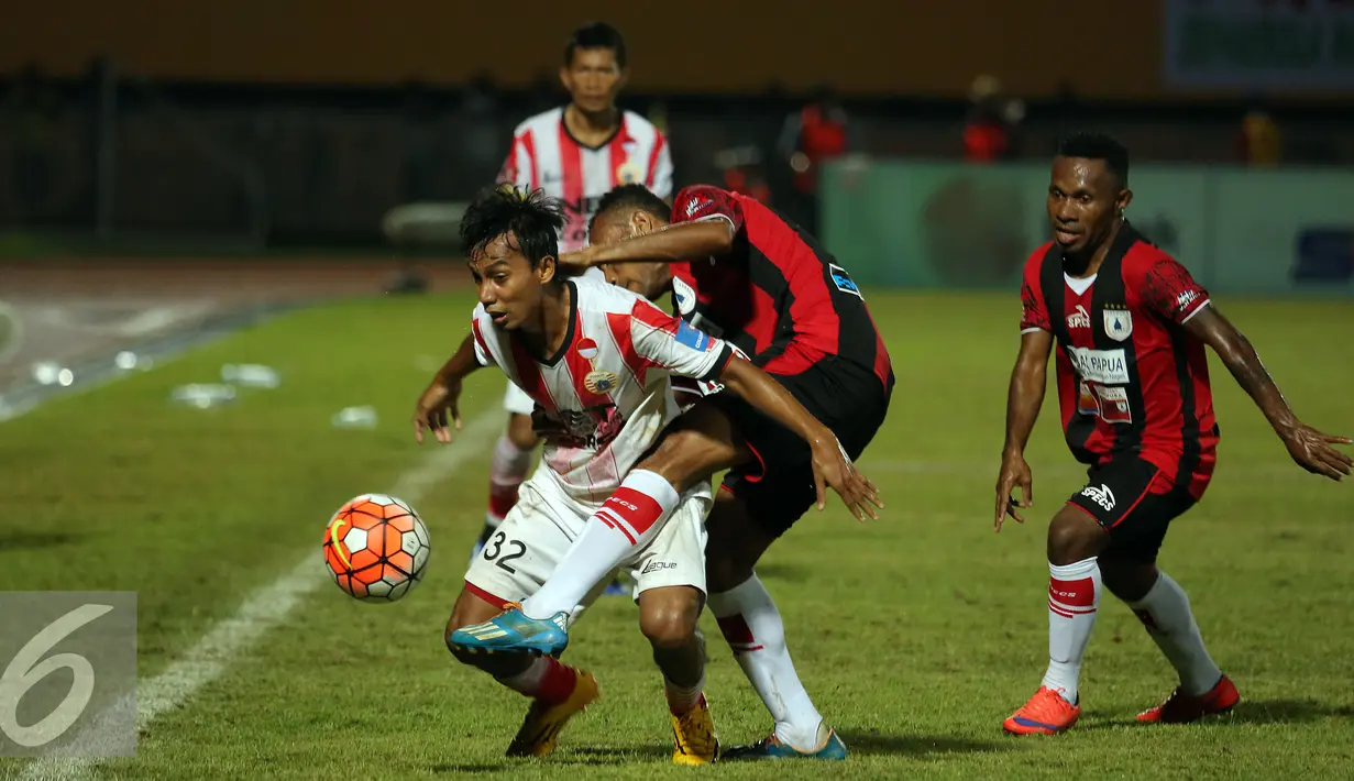 Bek Persija Novri Setiawan mencoba lolos dari kawalan hadangan pemain Persipura di laga perdana Torabika Soccer Championship presented by IM3 Ooredoo di Stadion Mandala Jayapura, Papua,Jumat (29/4/2016). Laga imbang 1-1. (Liputan6.com/Helmi Fithriansyah)